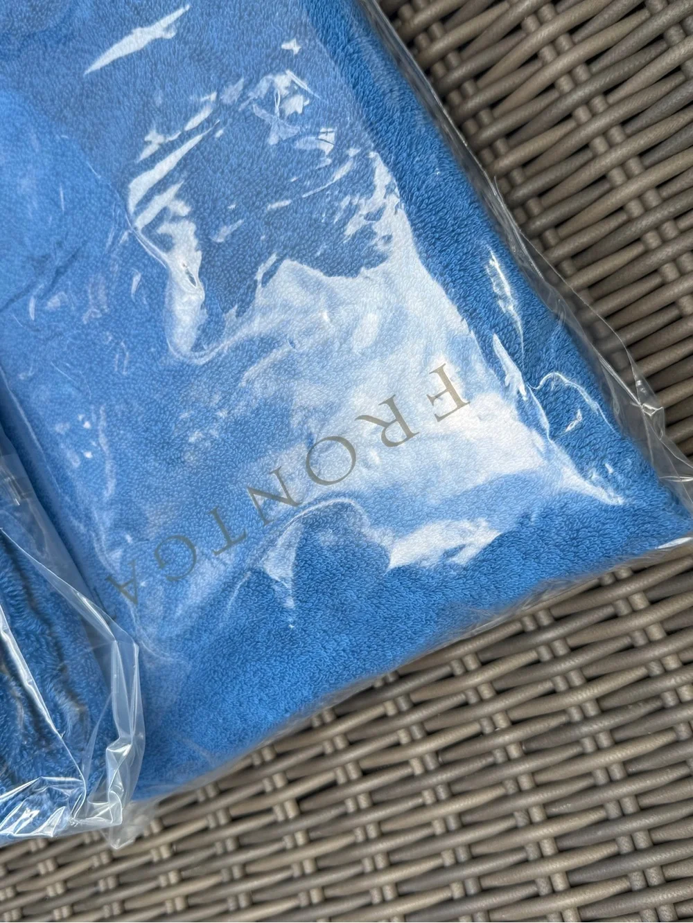 Frontgate Resort Solid Pool Towels (4) - NWT